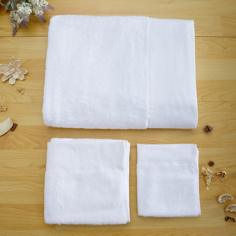 Wholesale Plain White Combed Effect Hotel Towels Manufacturer