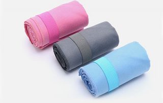 suède microfiber reishanddoek met elastische band en tas met logo mesh zak